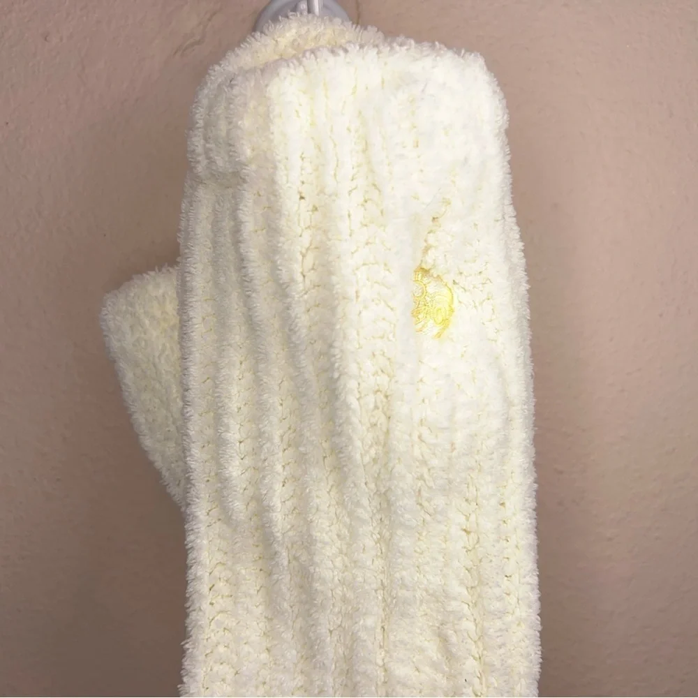 NWOT Women’s Earth Therapeutics Ivory White Fuzzy Knit Grip Socks